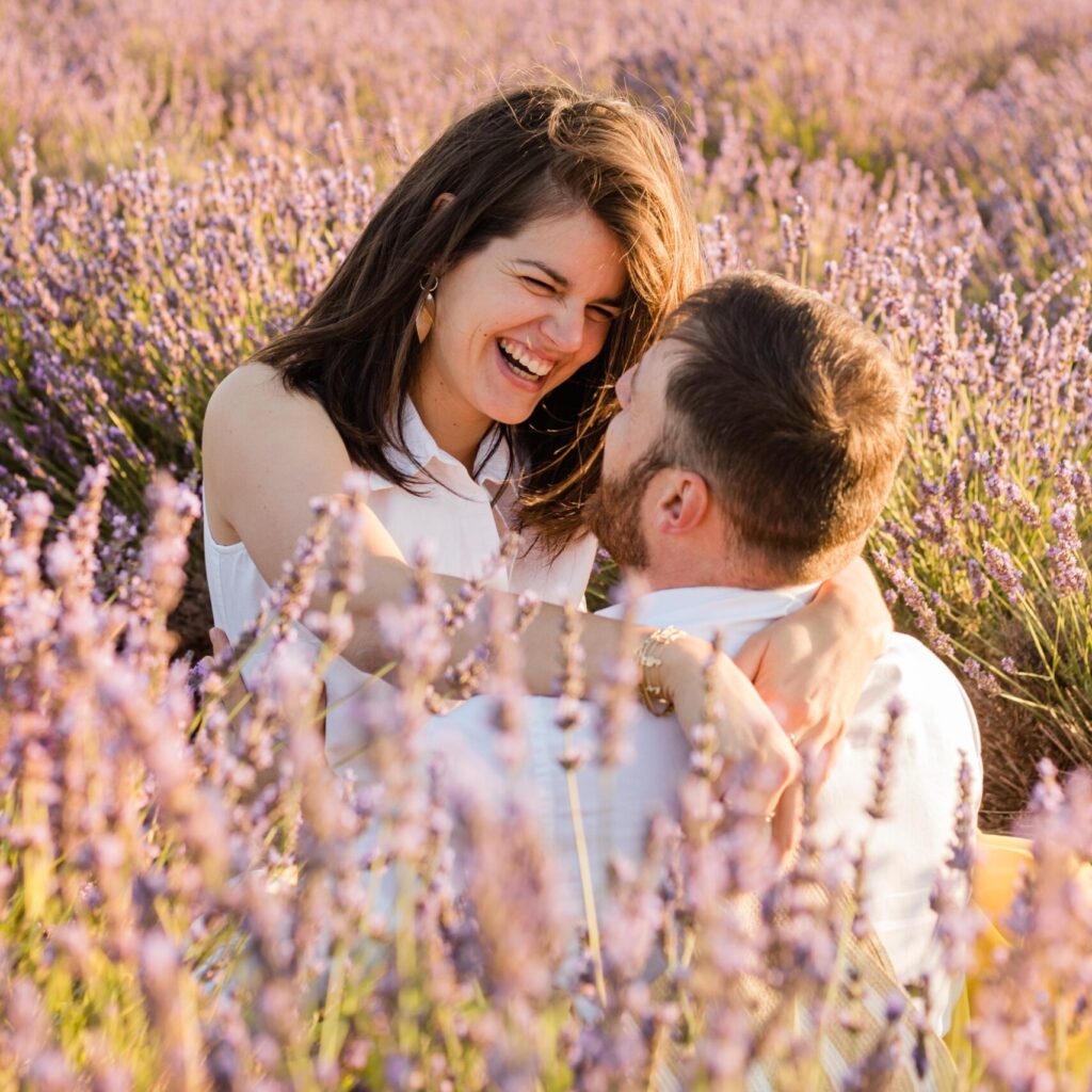 photo-couple-engagement-lavande